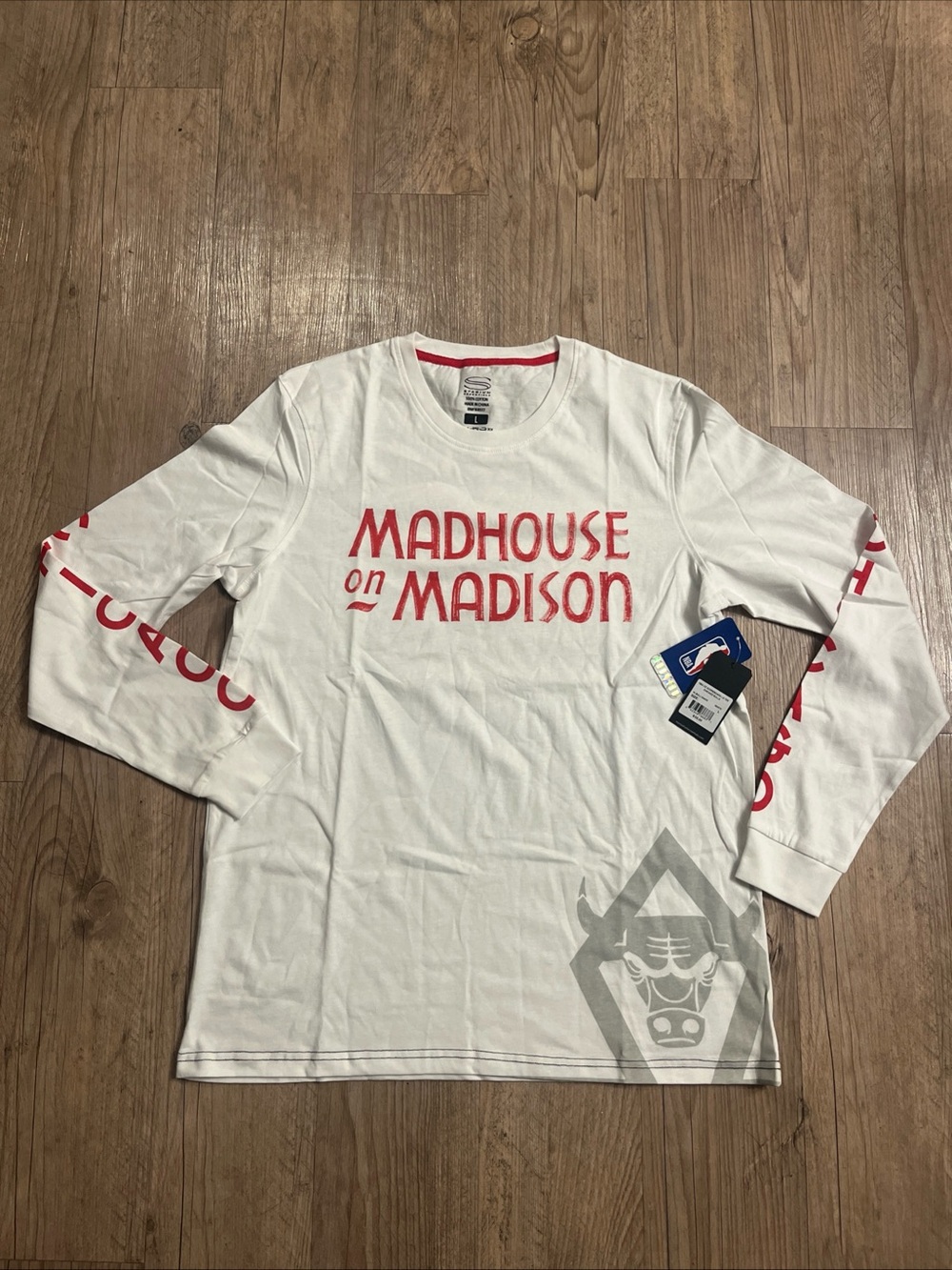 NWT Stadium Essentials Chicago Bulls Madhouse On Madison White Long Sleeve Sz L